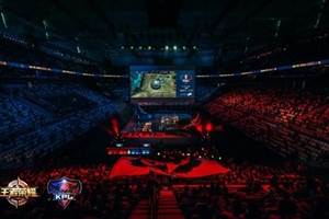 aurora 老板赠送 EmiliaQAQ 两把价值5000美元的刀