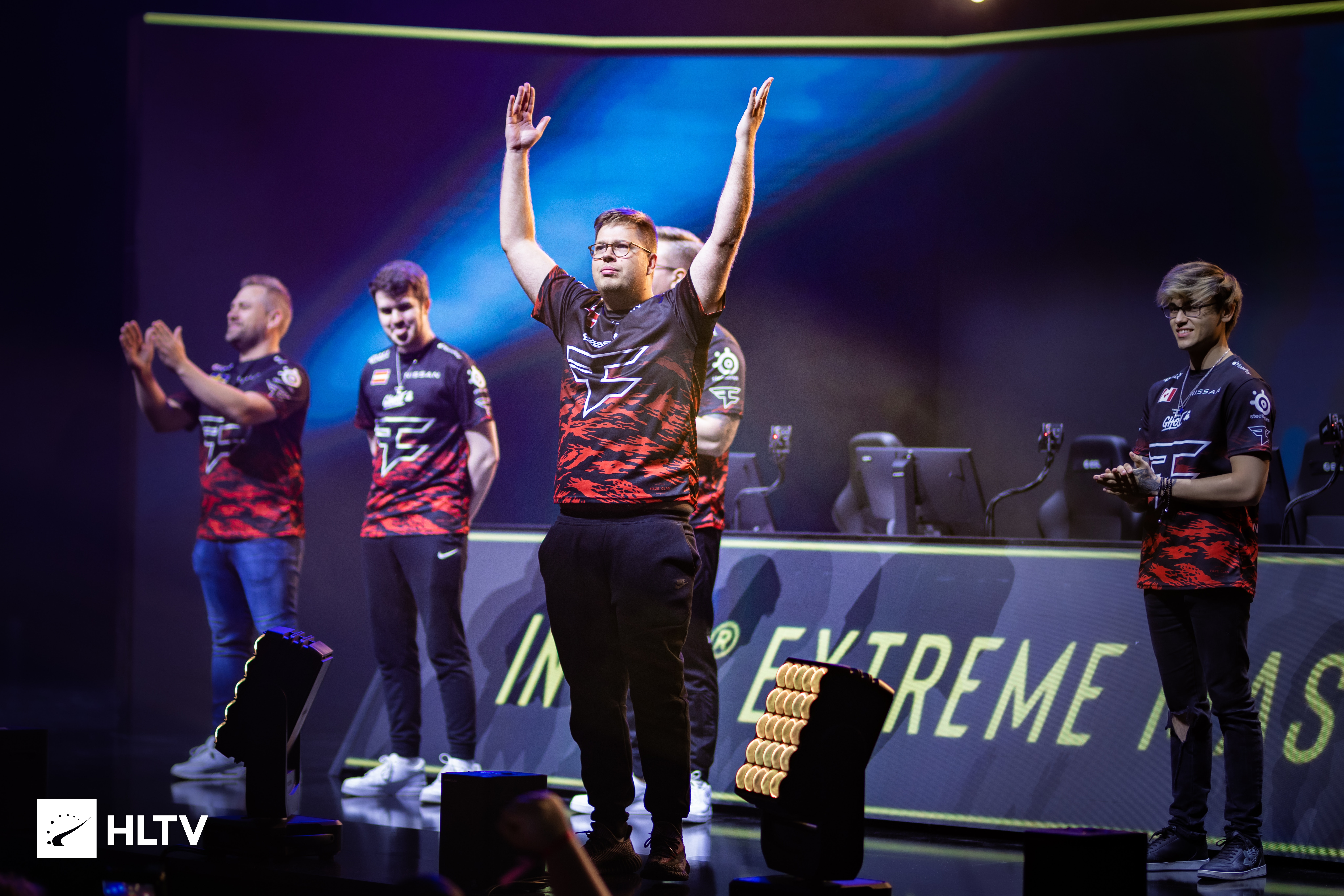 绝地翻盘！Puff艾希三箭三杀Mole佐伊 Puff队大劣势翻盘成功