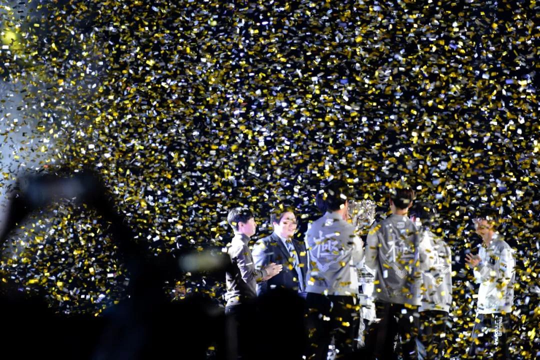 2023英雄联盟职业联赛春季赛总决赛，暨LPL十周年纪念颁奖典礼，即将于4月15日在上海梅赛德斯-奔驰文化中心举行