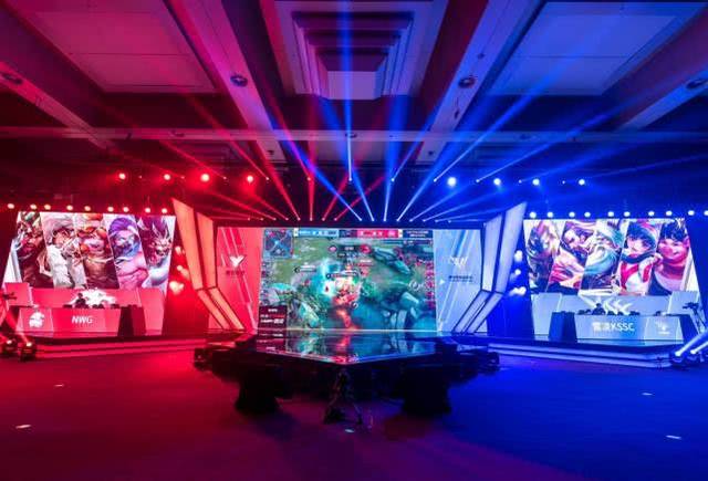 Royal Never Give Up 新年祝福：祝大家在蛇年好运连连，万事如意！