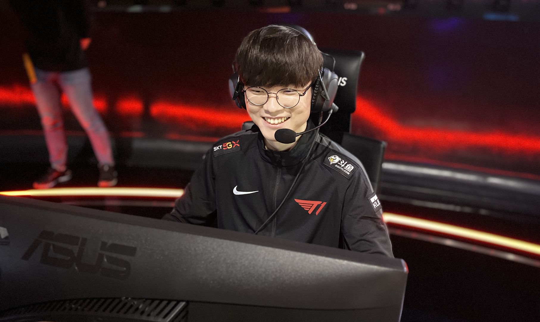 LCK季前赛中路选手分配： faker 担任辅助， Chovy 担任上路，徐秀担任AD